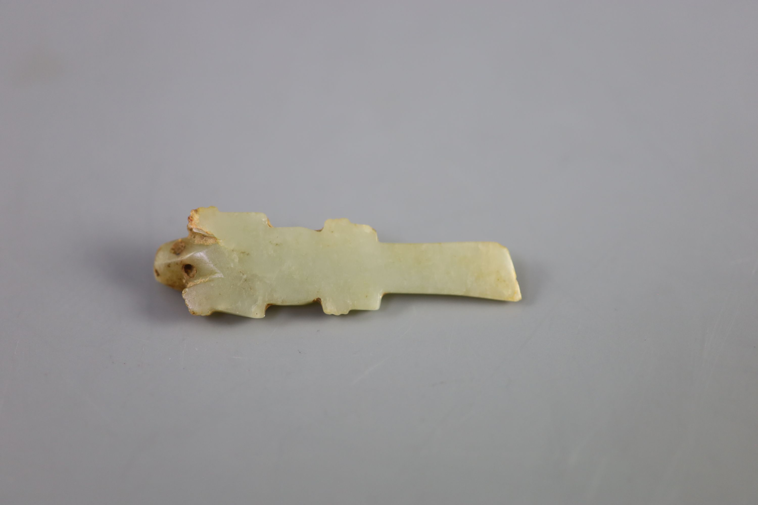 A Chinese archaic celadon jade figure of a crocodile, 6.1 cm